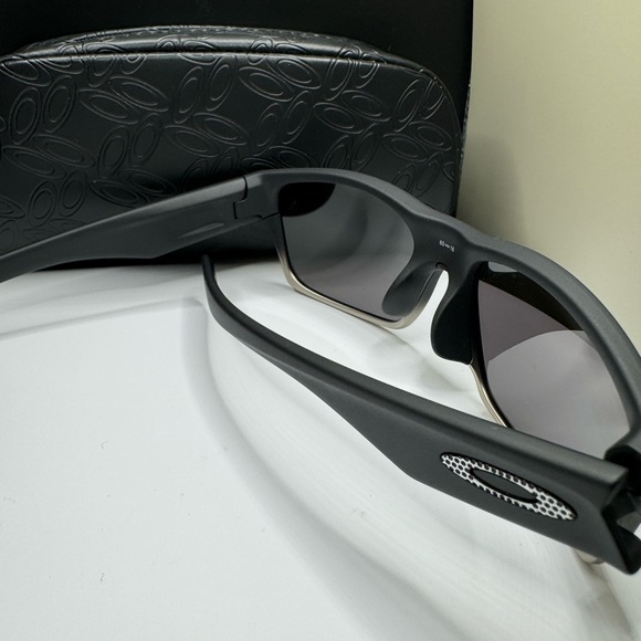 Oakley Men’s Sunglasses - Picture 4 of 7